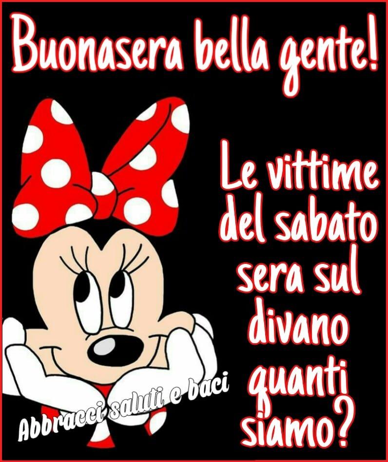 "Buonasera bella gente! Le vittime del Sabato Sera sul divano quanti siamo?"