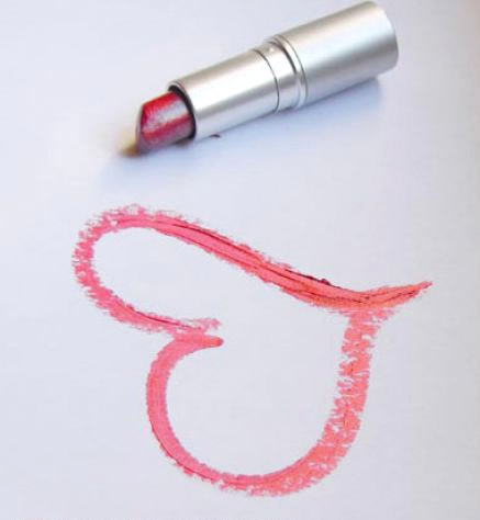 Un cuore disegnato con un rossetto