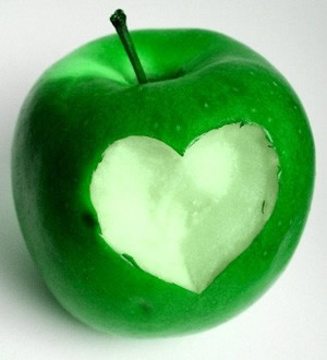 Un cuore verde ricavato da una mela