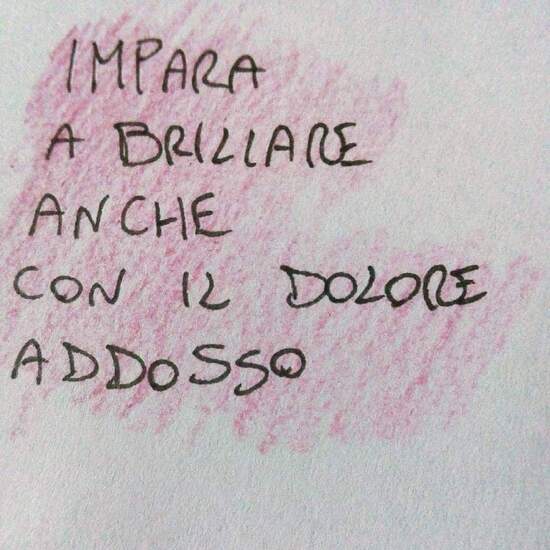 "Impara a brillare anche con il dolore addosso."