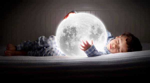 immagini Luna - "Un bambino abbraccia la Luna piena"