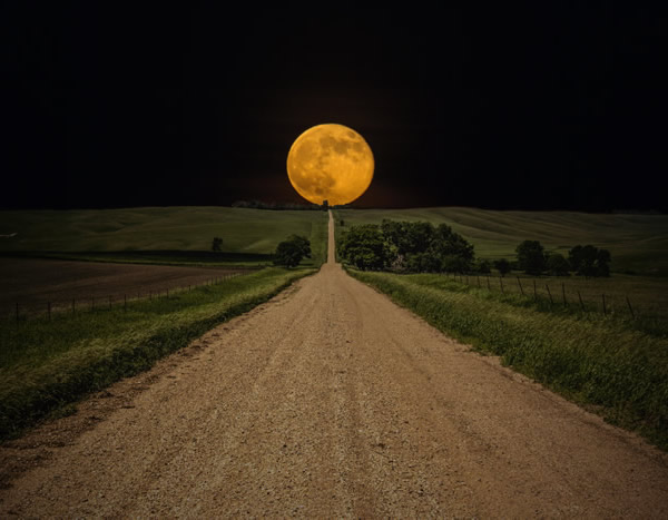 Luna Piena in fondo alla strada - belle immagini