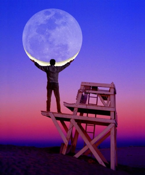 Un uomo abbraccia la Luna