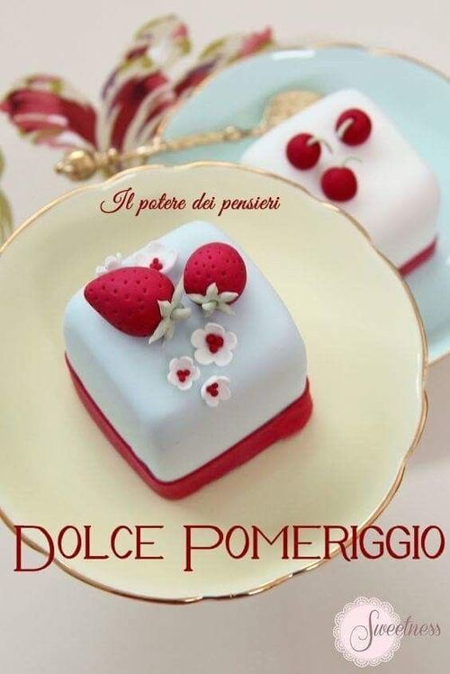 Dolce Pomeriggio con una fetta di torta