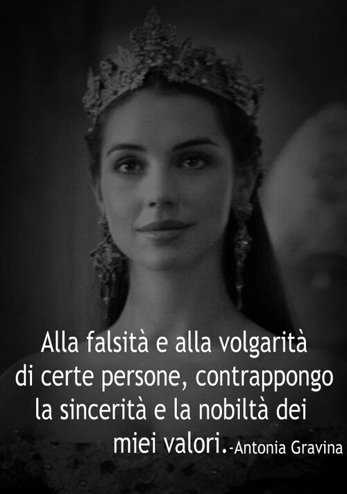 "Alla falsità e alla volgarità di certe persone, contrappongo la sincerità e la nobiltà dei miei valori."