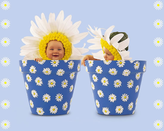 Immagini con i bambini - Due bimbi in due vasi di fiori